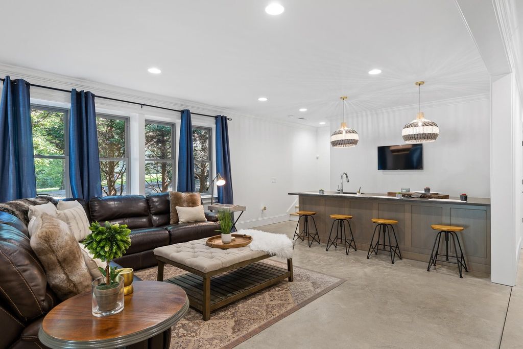 Sophisticated Signal Mountain, Tennessee Residence Unveiled: Impeccable Artistry, Offered at $2.45 Million