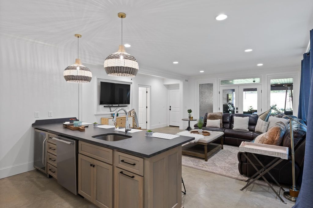 Sophisticated Signal Mountain, Tennessee Residence Unveiled: Impeccable Artistry, Offered at $2.45 Million