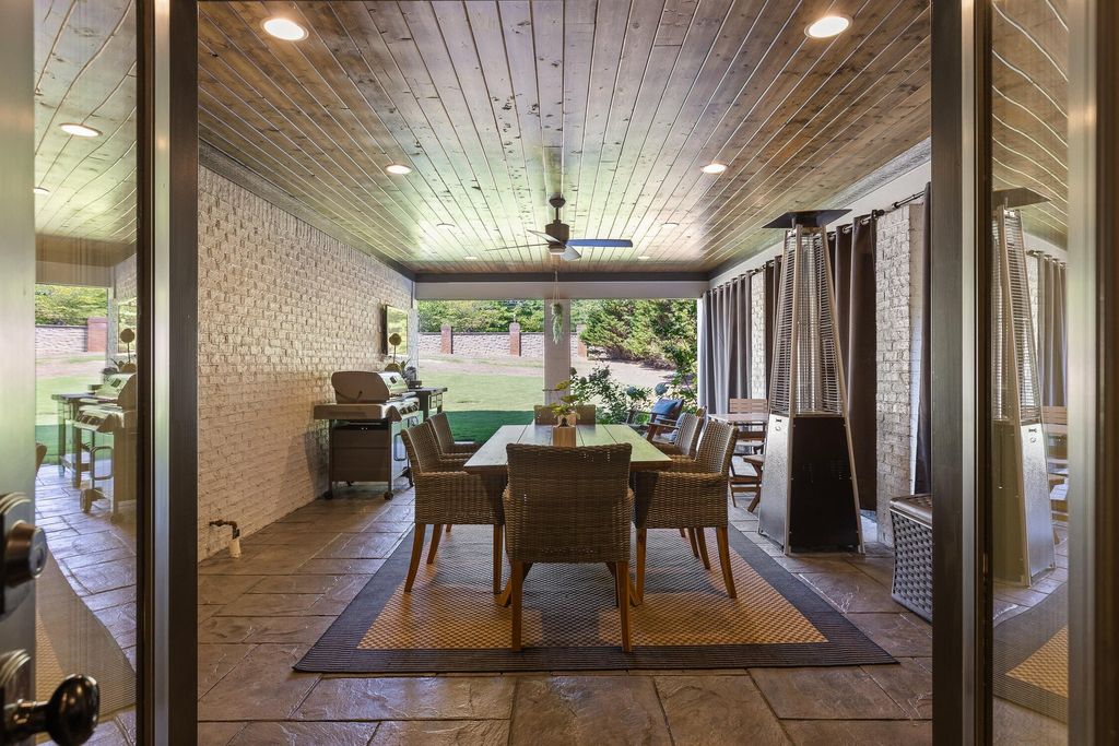 Sophisticated Signal Mountain, Tennessee Residence Unveiled: Impeccable Artistry, Offered at $2.45 Million