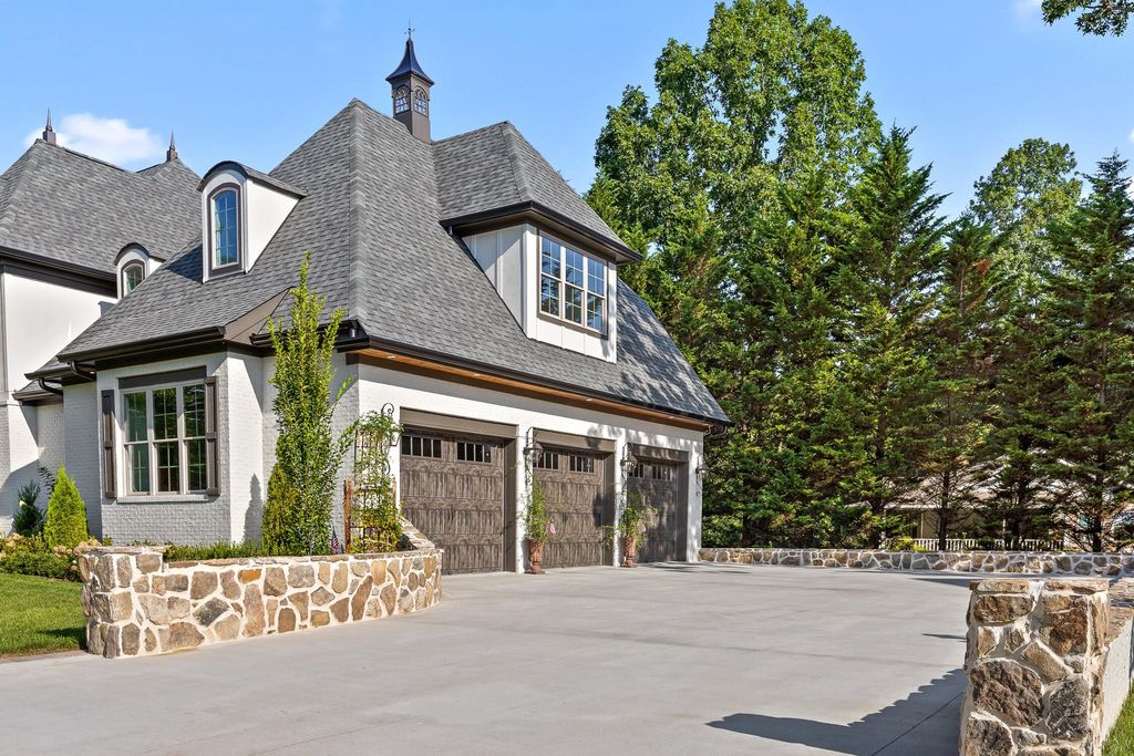 Sophisticated Signal Mountain, Tennessee Residence Unveiled: Impeccable Artistry, Offered at $2.45 Million