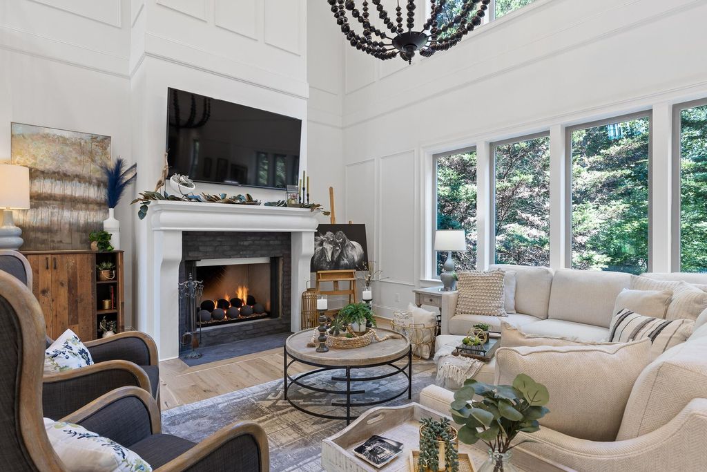 Sophisticated Signal Mountain, Tennessee Residence Unveiled: Impeccable Artistry, Offered at $2.45 Million