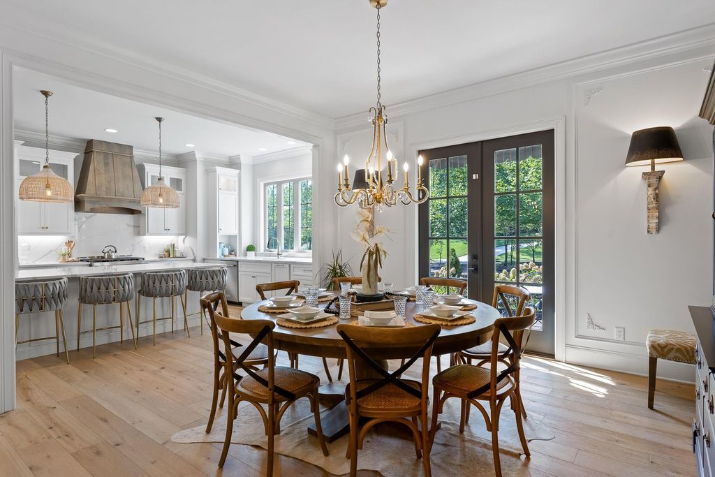 Sophisticated Signal Mountain, Tennessee Residence Unveiled: Impeccable Artistry, Offered at $2.45 Million