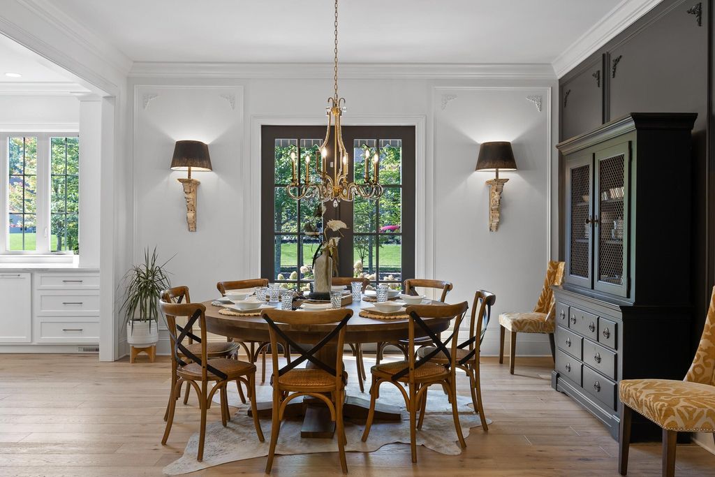 Sophisticated Signal Mountain, Tennessee Residence Unveiled: Impeccable Artistry, Offered at $2.45 Million