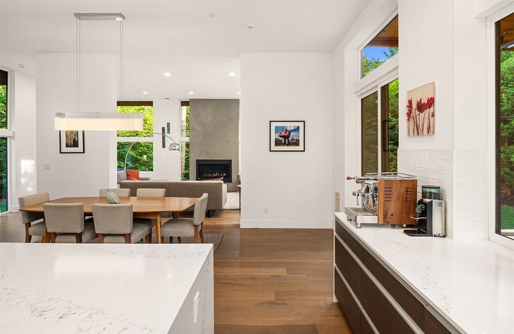 Tranquil Oasis: Contemporary Home on Mercer Island, Washington, Now Available for $3.85 Million