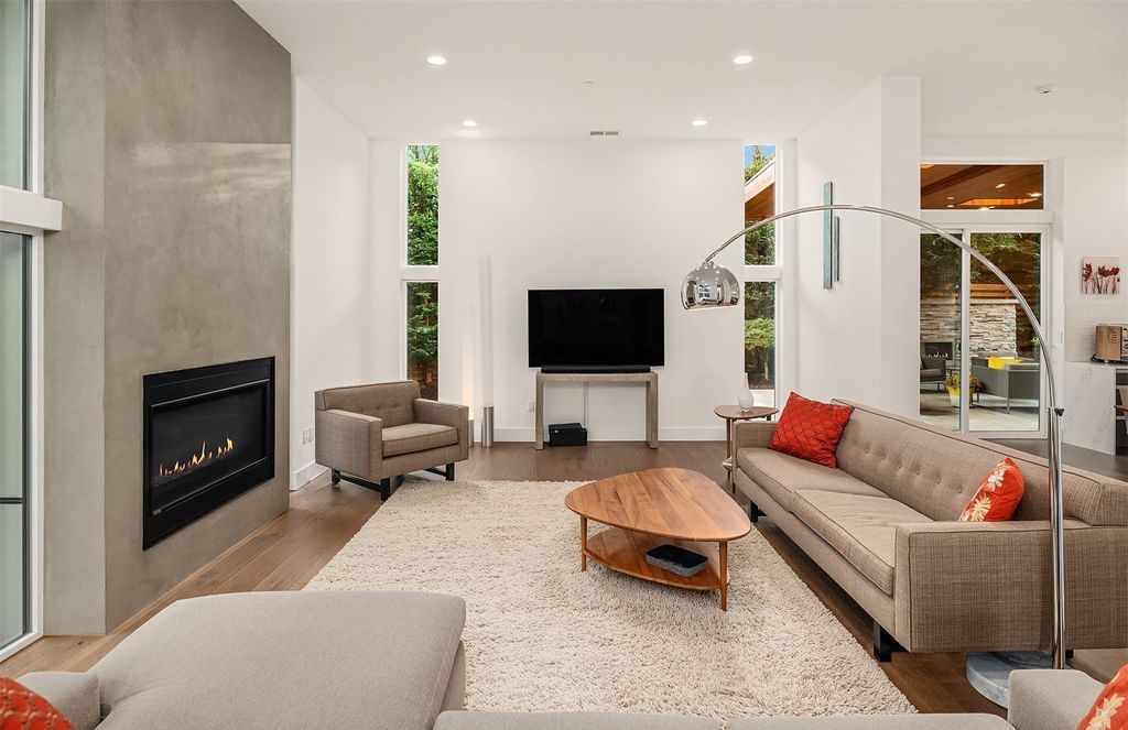 Tranquil Oasis: Contemporary Home on Mercer Island, Washington, Now Available for $3.85 Million