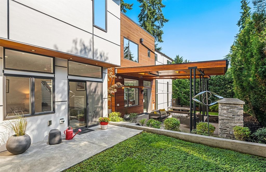 Tranquil Oasis: Contemporary Home on Mercer Island, Washington, Now Available for $3.85 Million