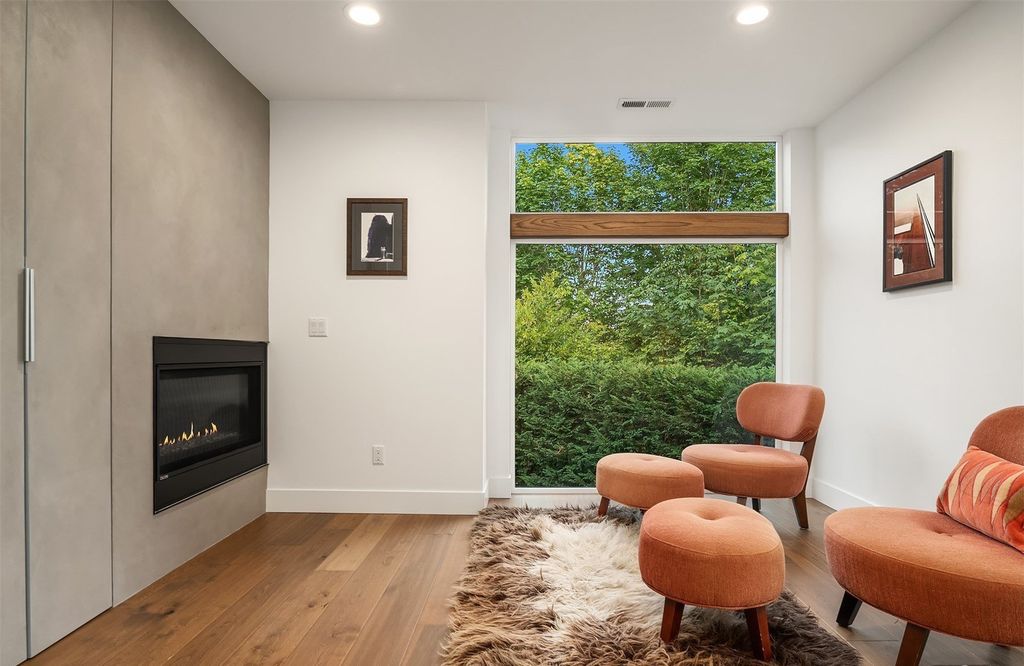 Tranquil Oasis: Contemporary Home on Mercer Island, Washington, Now Available for $3.85 Million