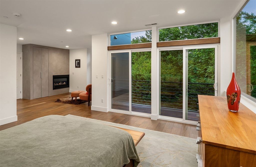Tranquil Oasis: Contemporary Home on Mercer Island, Washington, Now Available for $3.85 Million