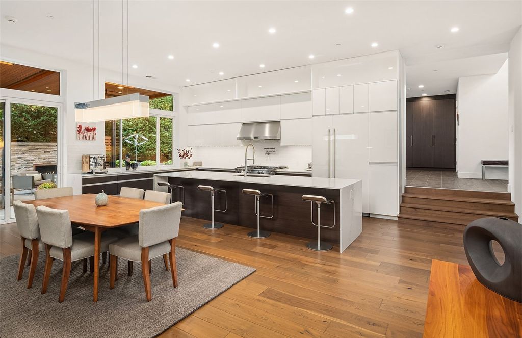 Tranquil Oasis: Contemporary Home on Mercer Island, Washington, Now Available for $3.85 Million