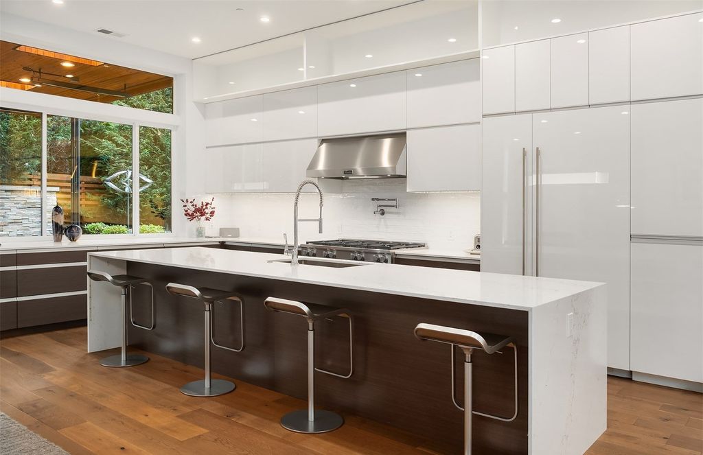 Tranquil Oasis: Contemporary Home on Mercer Island, Washington, Now Available for $3.85 Million