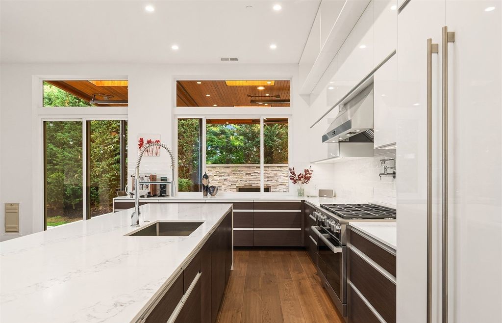 Tranquil Oasis: Contemporary Home on Mercer Island, Washington, Now Available for $3.85 Million