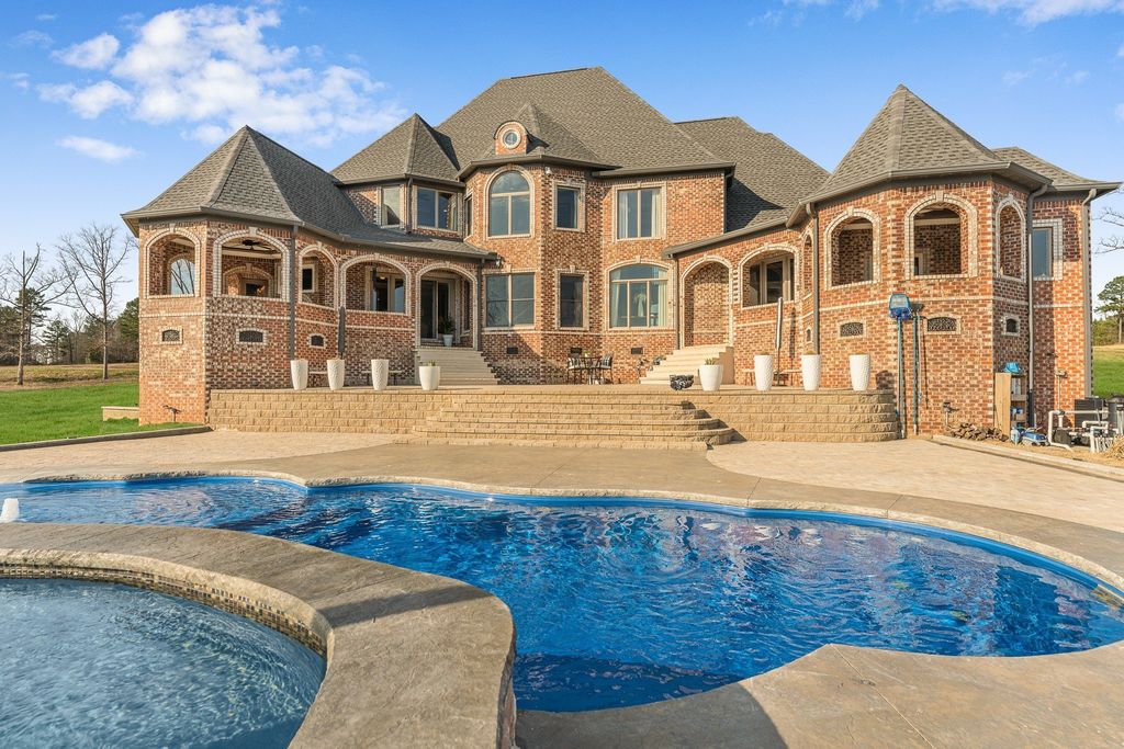Tranquil Tennessee Retreat: Luxury Lakefront Living at $4.25 Million