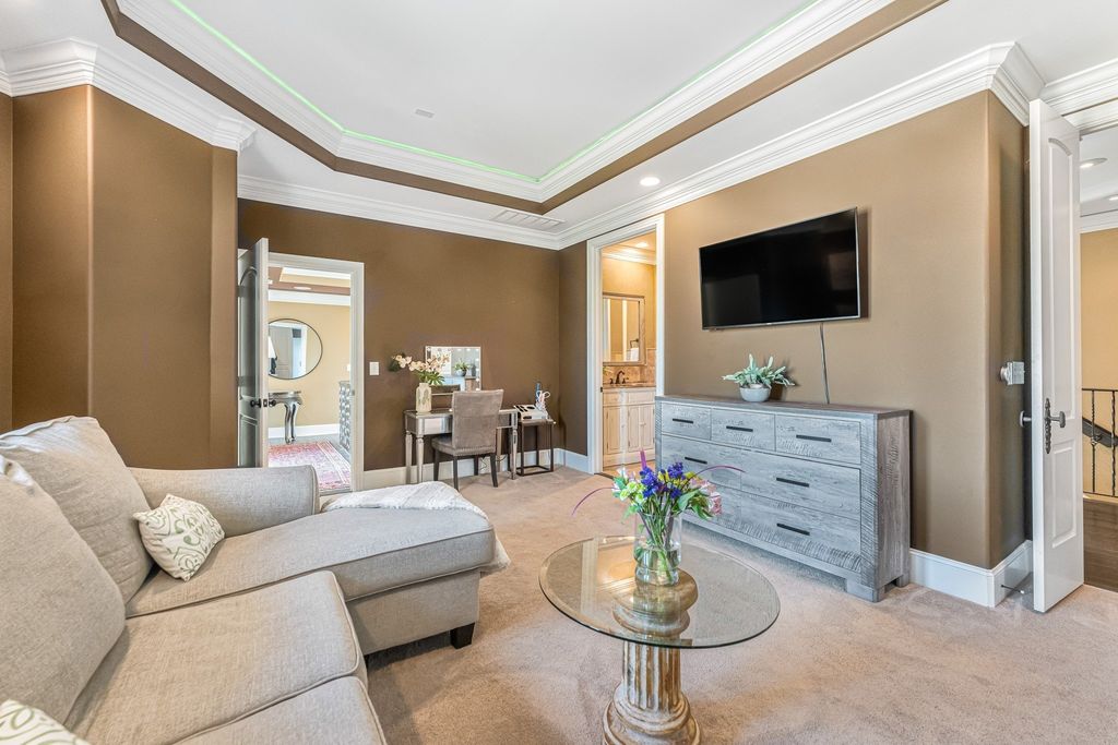 Tranquil Tennessee Retreat: Luxury Lakefront Living at $4.25 Million