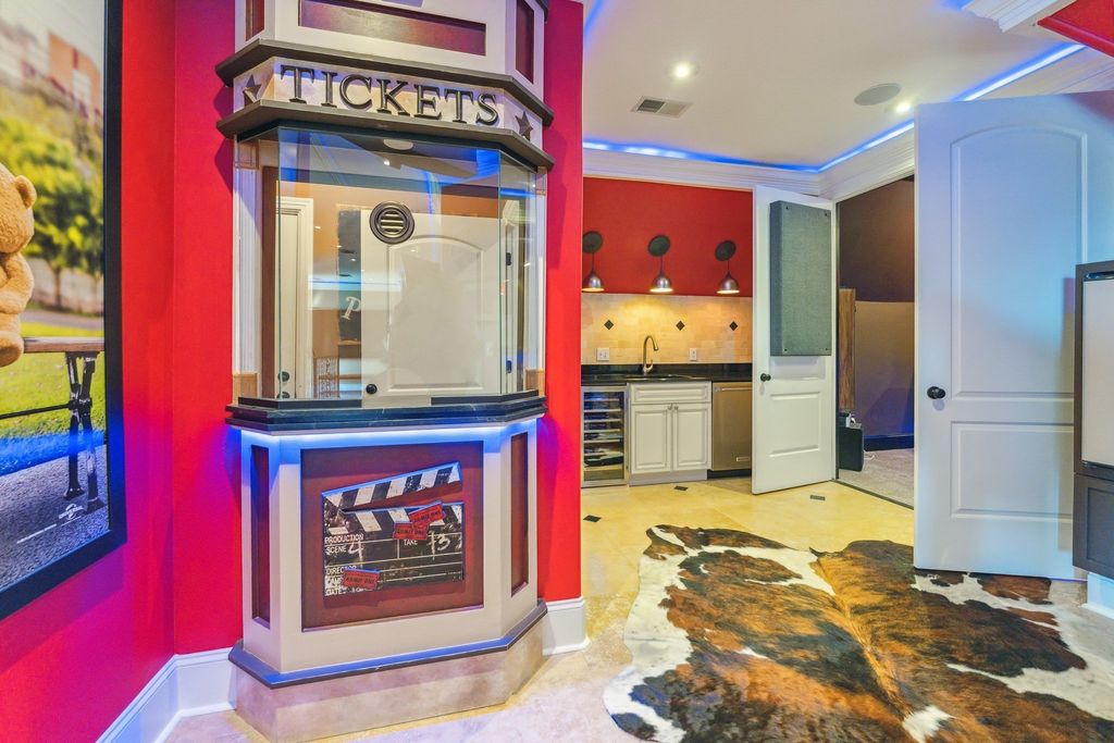 Tranquil Tennessee Retreat: Luxury Lakefront Living at $4.25 Million