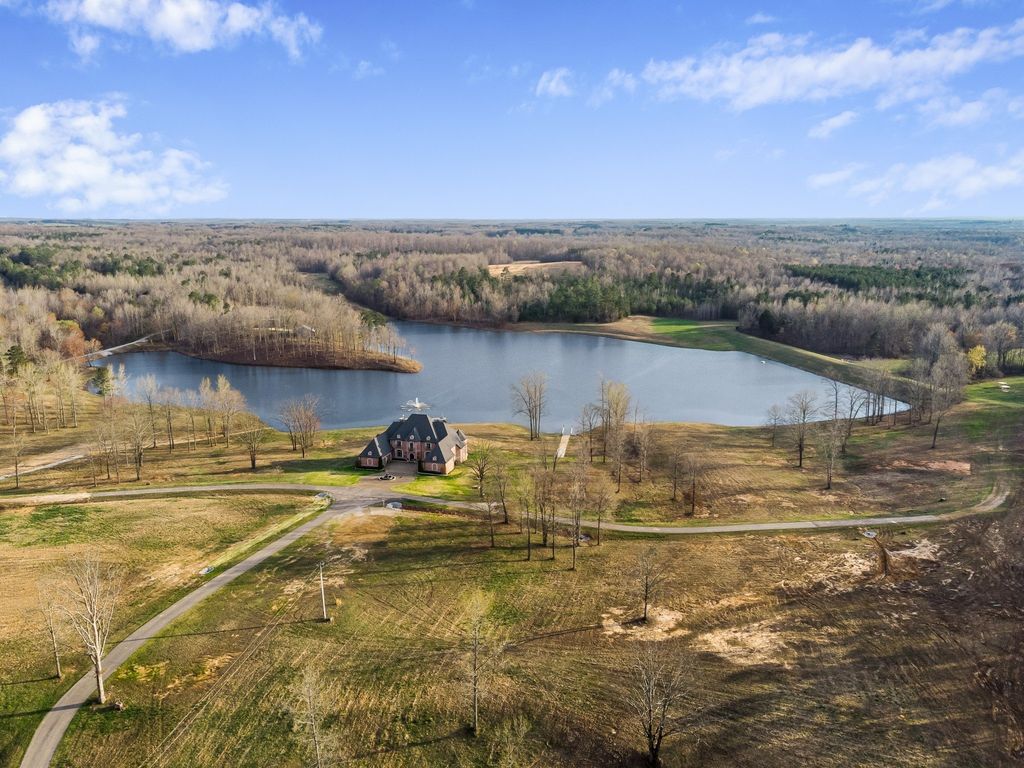 Tranquil Tennessee Retreat: Luxury Lakefront Living at $4.25 Million