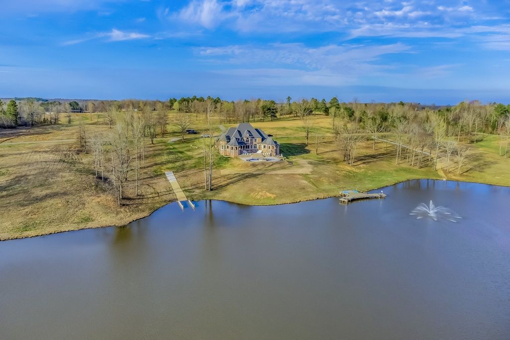 Tranquil Tennessee Retreat: Luxury Lakefront Living at $4.25 Million