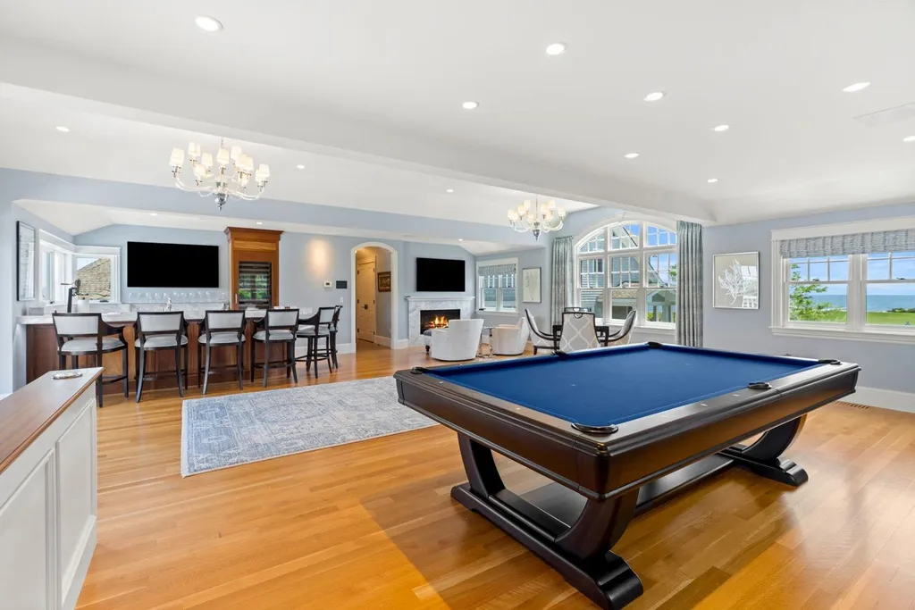 17 Straws Point Home in Rye, New Hampshire. Welcome to an extraordinary oceanfront estate located on the prestigious Straw's Point in Rye, New Hampshire—a property that defines opulence and luxury living. Situated at 17 Straw's Point, this magnificent residence boasts over 10,000 square feet of sheer grandeur. 
