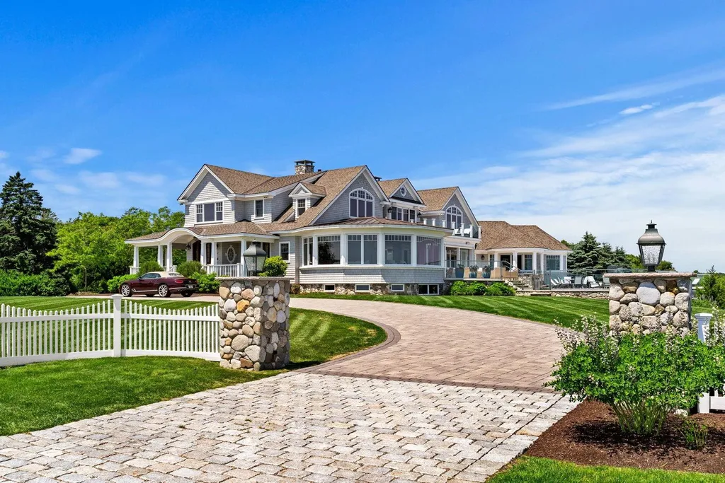 17 Straws Point Home in Rye, New Hampshire. Welcome to an extraordinary oceanfront estate located on the prestigious Straw's Point in Rye, New Hampshire—a property that defines opulence and luxury living. Situated at 17 Straw's Point, this magnificent residence boasts over 10,000 square feet of sheer grandeur. 