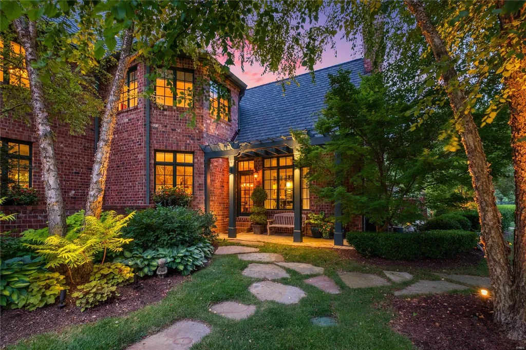 8 Lochinvar Drive Home in Saint Louis, Missouri. This stunning custom built home features a cascading waterfall, spacious living areas, and a finished lower level with every amenity. It is perfect for everyday living and entertaining.