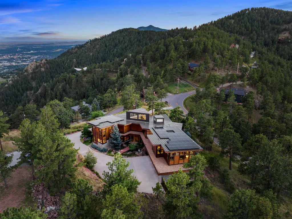 807 Timber Lane Home in Boulder, Colorado. Discover the epitome of modern elegance in this architectural gem designed by Oz Architecture. Nestled atop Pine Brook Hill, this serene retreat offers panoramic vistas, a private oasis with a saline pool, spa, and outdoor fireplace, and seamless indoor-outdoor living.