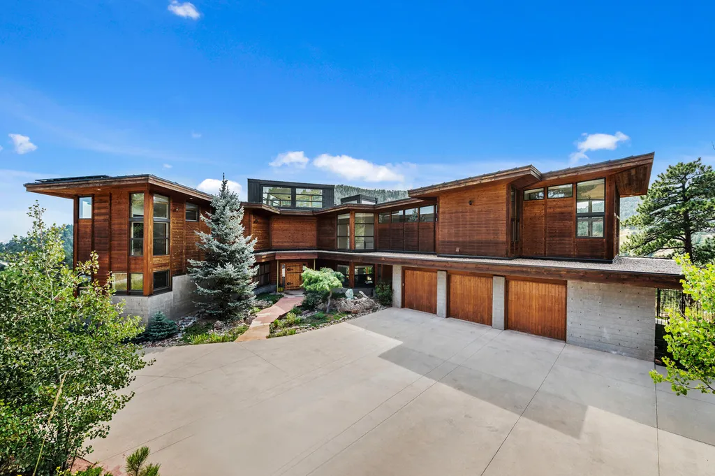 807 Timber Lane Home in Boulder, Colorado. Discover the epitome of modern elegance in this architectural gem designed by Oz Architecture. Nestled atop Pine Brook Hill, this serene retreat offers panoramic vistas, a private oasis with a saline pool, spa, and outdoor fireplace, and seamless indoor-outdoor living.
