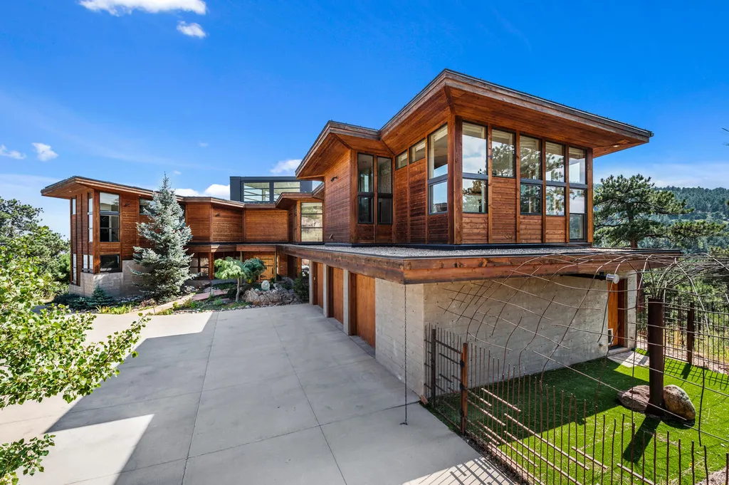 807 Timber Lane Home in Boulder, Colorado. Discover the epitome of modern elegance in this architectural gem designed by Oz Architecture. Nestled atop Pine Brook Hill, this serene retreat offers panoramic vistas, a private oasis with a saline pool, spa, and outdoor fireplace, and seamless indoor-outdoor living.