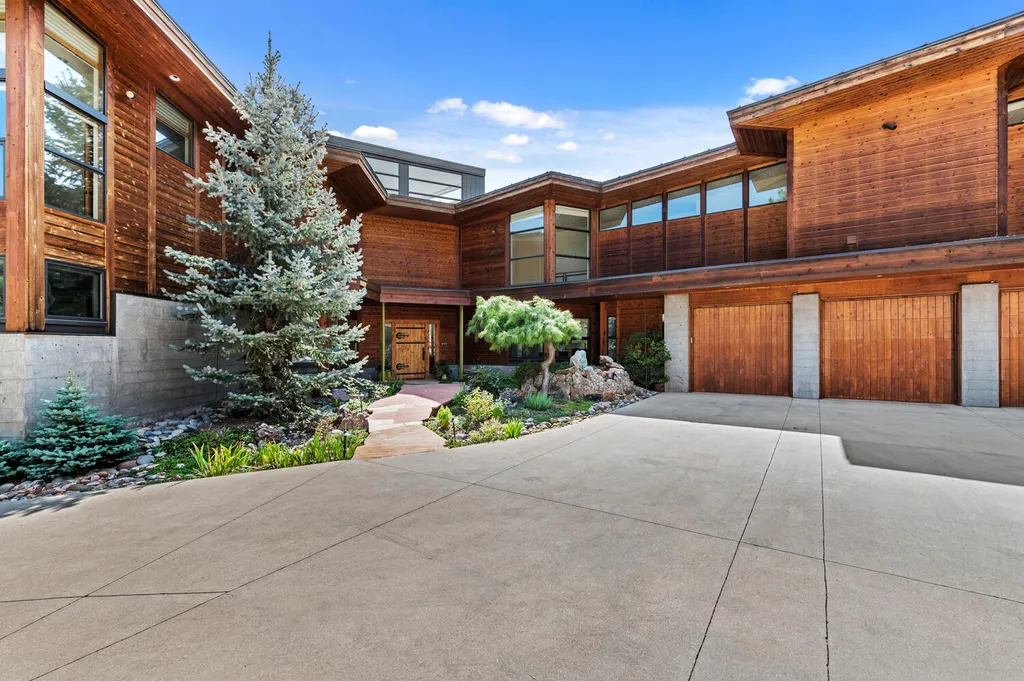 807 Timber Lane Home in Boulder, Colorado. Discover the epitome of modern elegance in this architectural gem designed by Oz Architecture. Nestled atop Pine Brook Hill, this serene retreat offers panoramic vistas, a private oasis with a saline pool, spa, and outdoor fireplace, and seamless indoor-outdoor living.