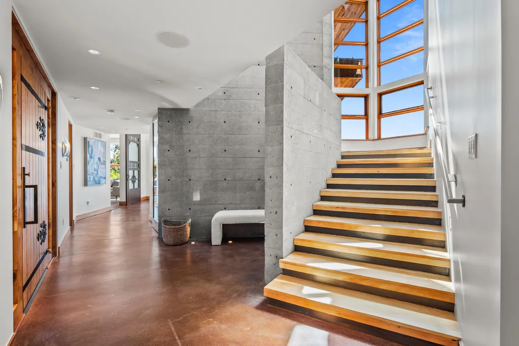 807 Timber Lane Home in Boulder, Colorado. Discover the epitome of modern elegance in this architectural gem designed by Oz Architecture. Nestled atop Pine Brook Hill, this serene retreat offers panoramic vistas, a private oasis with a saline pool, spa, and outdoor fireplace, and seamless indoor-outdoor living.