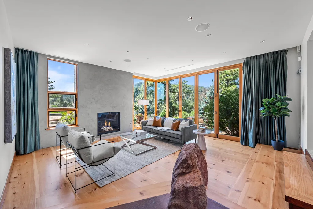 807 Timber Lane Home in Boulder, Colorado. Discover the epitome of modern elegance in this architectural gem designed by Oz Architecture. Nestled atop Pine Brook Hill, this serene retreat offers panoramic vistas, a private oasis with a saline pool, spa, and outdoor fireplace, and seamless indoor-outdoor living.