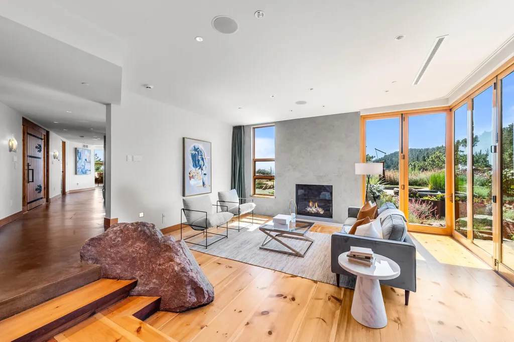 807 Timber Lane Home in Boulder, Colorado. Discover the epitome of modern elegance in this architectural gem designed by Oz Architecture. Nestled atop Pine Brook Hill, this serene retreat offers panoramic vistas, a private oasis with a saline pool, spa, and outdoor fireplace, and seamless indoor-outdoor living.