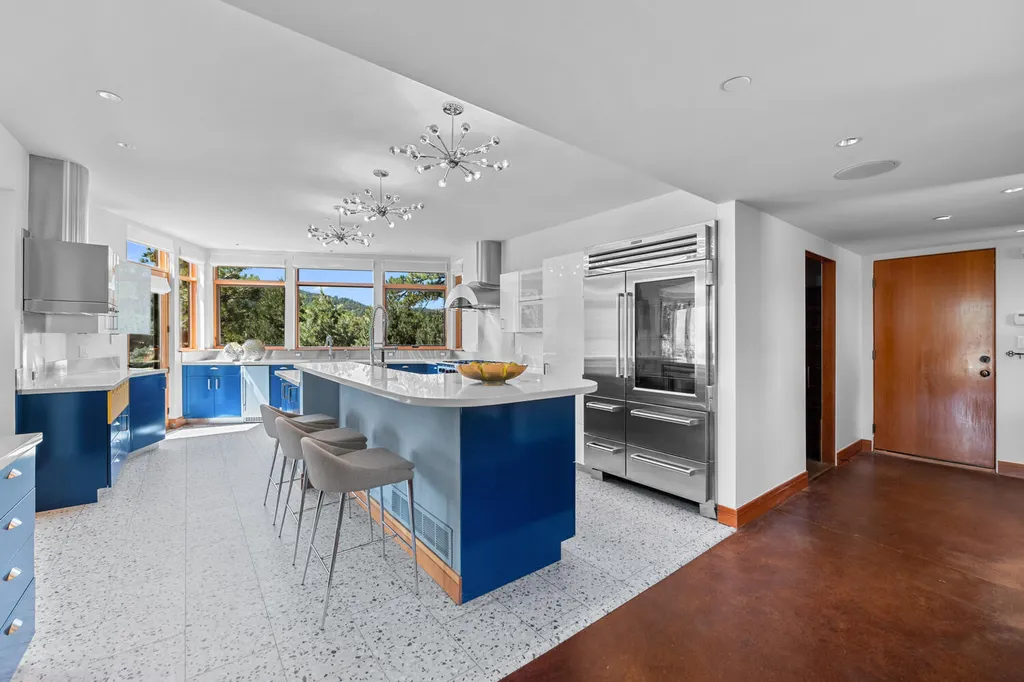 807 Timber Lane Home in Boulder, Colorado. Discover the epitome of modern elegance in this architectural gem designed by Oz Architecture. Nestled atop Pine Brook Hill, this serene retreat offers panoramic vistas, a private oasis with a saline pool, spa, and outdoor fireplace, and seamless indoor-outdoor living.