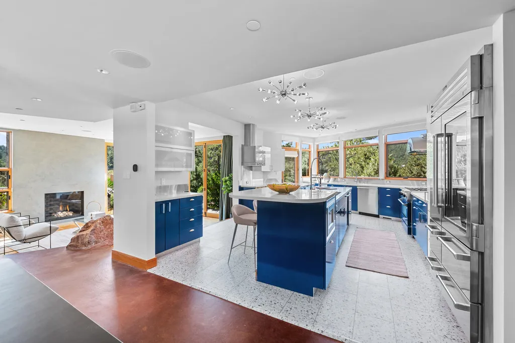 807 Timber Lane Home in Boulder, Colorado. Discover the epitome of modern elegance in this architectural gem designed by Oz Architecture. Nestled atop Pine Brook Hill, this serene retreat offers panoramic vistas, a private oasis with a saline pool, spa, and outdoor fireplace, and seamless indoor-outdoor living.