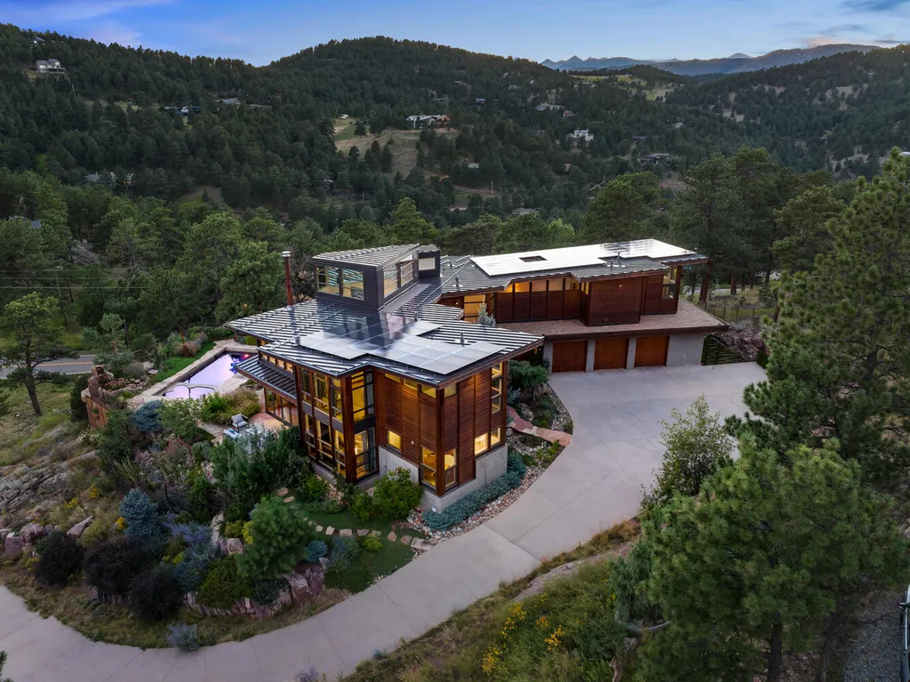 807 Timber Lane Home in Boulder, Colorado. Discover the epitome of modern elegance in this architectural gem designed by Oz Architecture. Nestled atop Pine Brook Hill, this serene retreat offers panoramic vistas, a private oasis with a saline pool, spa, and outdoor fireplace, and seamless indoor-outdoor living.