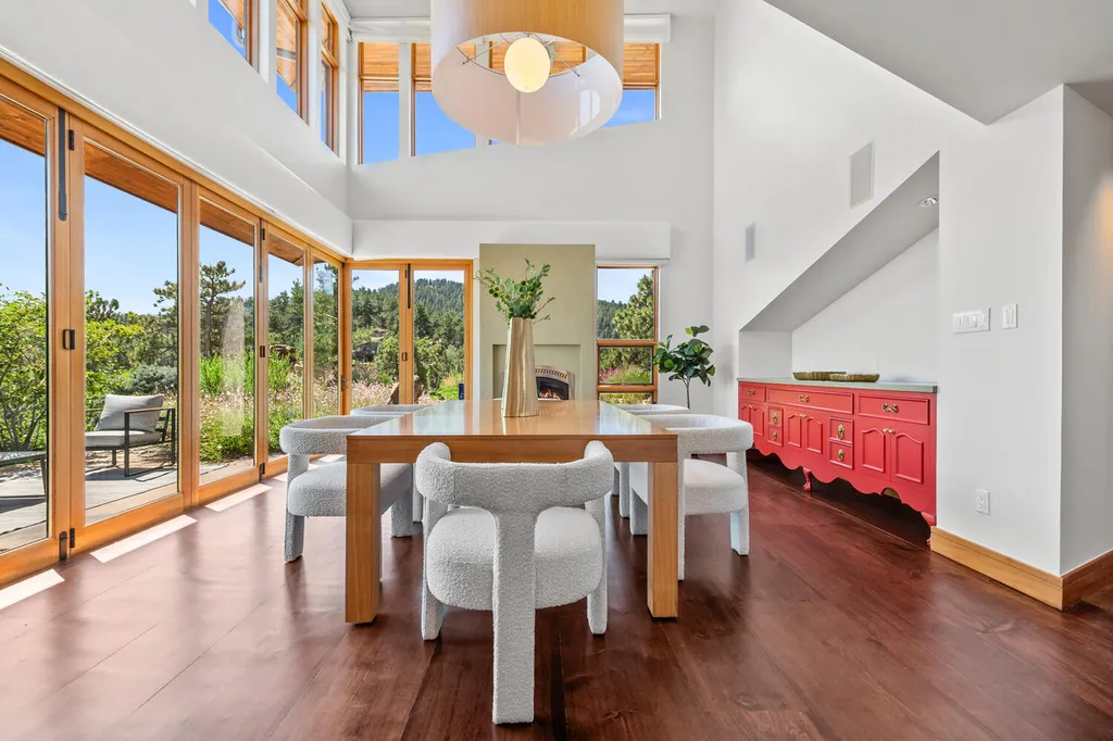 807 Timber Lane Home in Boulder, Colorado. Discover the epitome of modern elegance in this architectural gem designed by Oz Architecture. Nestled atop Pine Brook Hill, this serene retreat offers panoramic vistas, a private oasis with a saline pool, spa, and outdoor fireplace, and seamless indoor-outdoor living.
