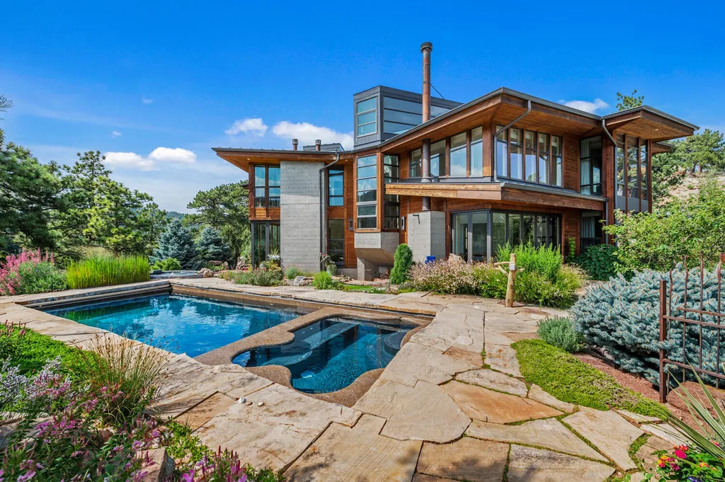 807 Timber Lane Home in Boulder, Colorado. Discover the epitome of modern elegance in this architectural gem designed by Oz Architecture. Nestled atop Pine Brook Hill, this serene retreat offers panoramic vistas, a private oasis with a saline pool, spa, and outdoor fireplace, and seamless indoor-outdoor living.