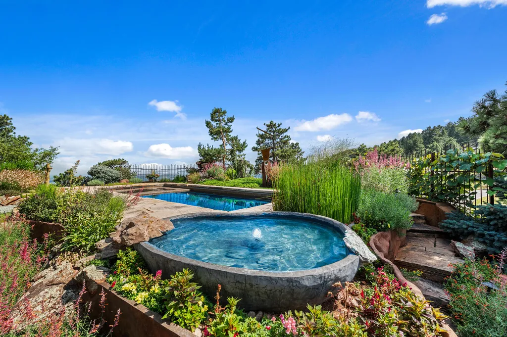 807 Timber Lane Home in Boulder, Colorado. Discover the epitome of modern elegance in this architectural gem designed by Oz Architecture. Nestled atop Pine Brook Hill, this serene retreat offers panoramic vistas, a private oasis with a saline pool, spa, and outdoor fireplace, and seamless indoor-outdoor living.