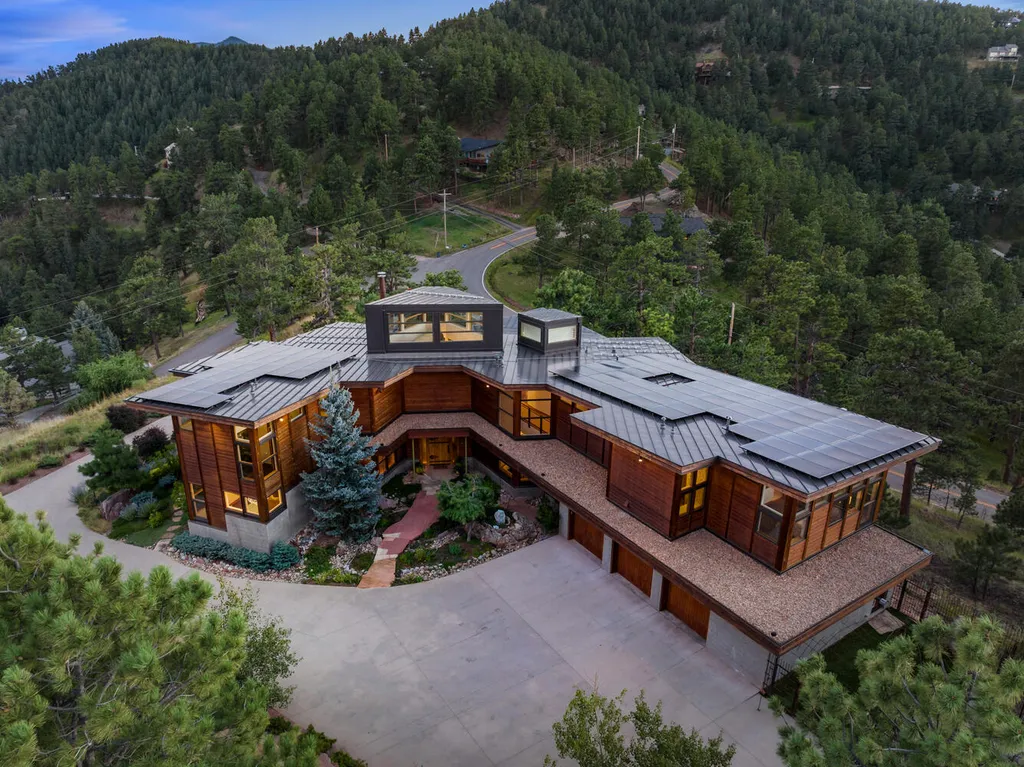807 Timber Lane Home in Boulder, Colorado. Discover the epitome of modern elegance in this architectural gem designed by Oz Architecture. Nestled atop Pine Brook Hill, this serene retreat offers panoramic vistas, a private oasis with a saline pool, spa, and outdoor fireplace, and seamless indoor-outdoor living.