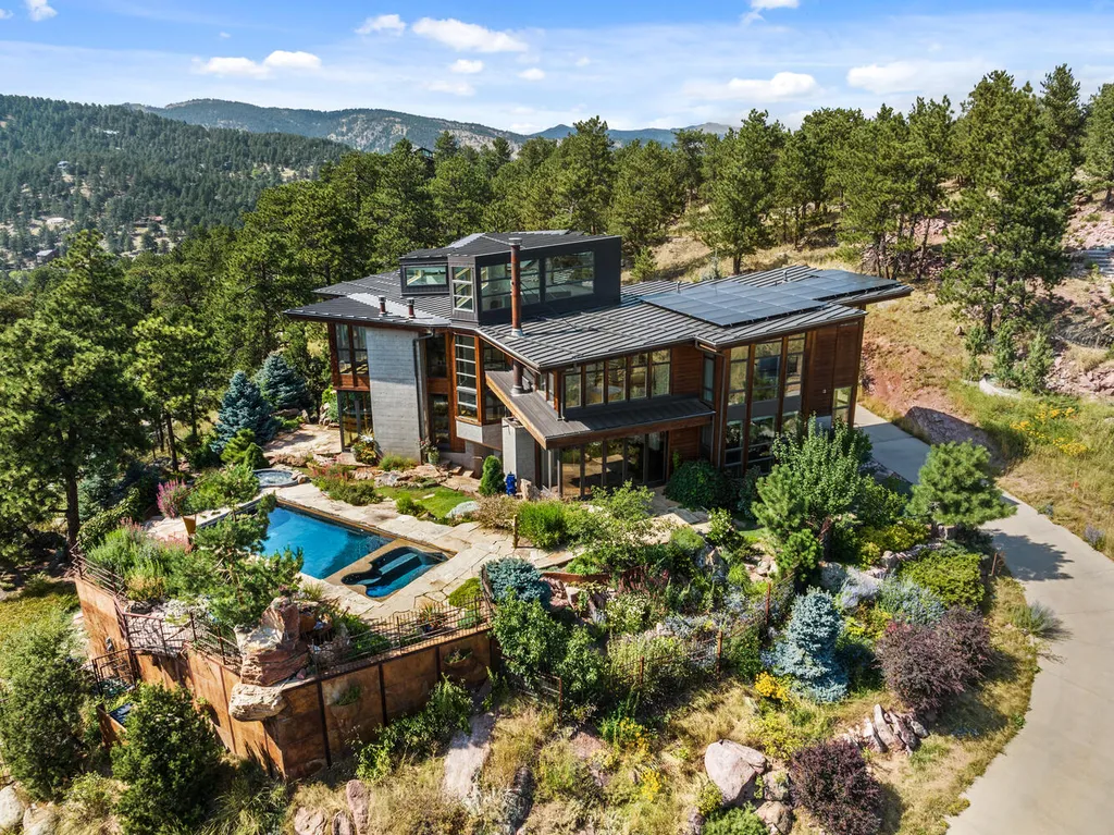 807 Timber Lane Home in Boulder, Colorado. Discover the epitome of modern elegance in this architectural gem designed by Oz Architecture. Nestled atop Pine Brook Hill, this serene retreat offers panoramic vistas, a private oasis with a saline pool, spa, and outdoor fireplace, and seamless indoor-outdoor living.