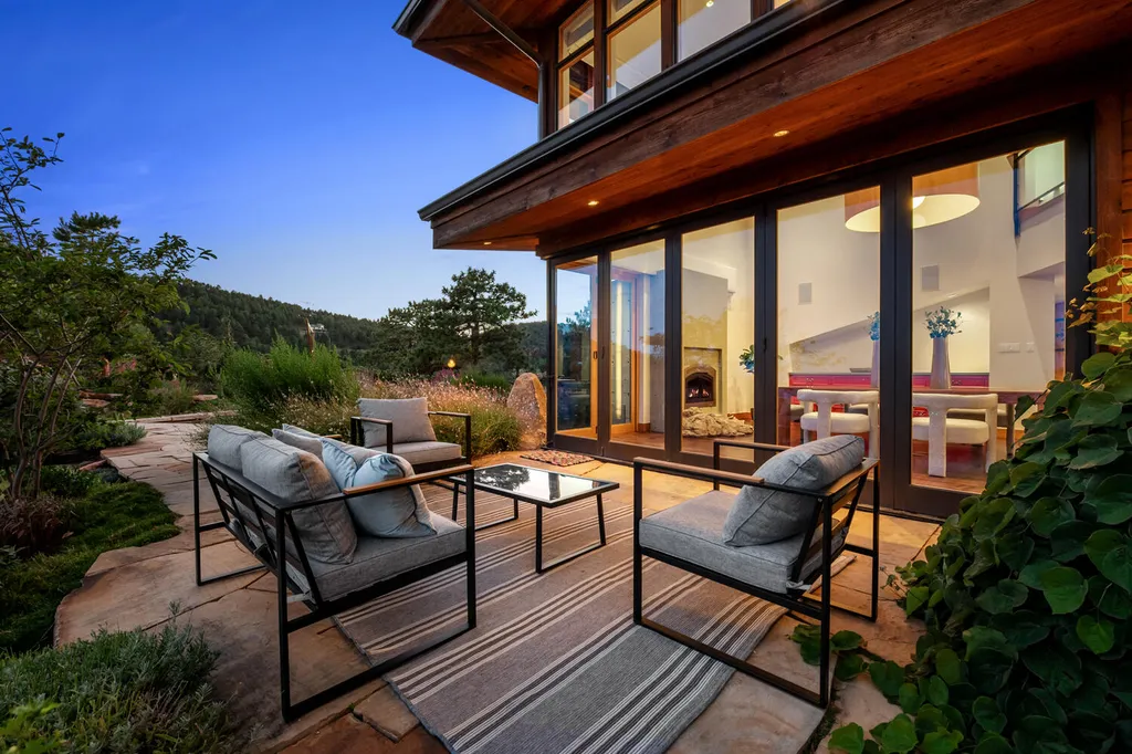 807 Timber Lane Home in Boulder, Colorado. Discover the epitome of modern elegance in this architectural gem designed by Oz Architecture. Nestled atop Pine Brook Hill, this serene retreat offers panoramic vistas, a private oasis with a saline pool, spa, and outdoor fireplace, and seamless indoor-outdoor living.