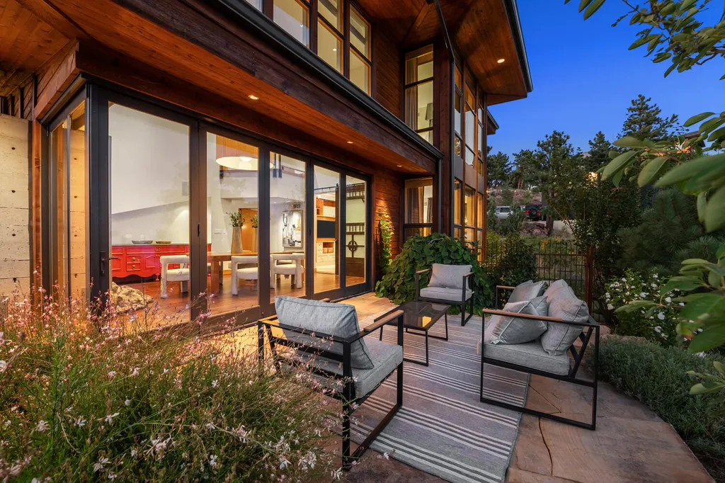 807 Timber Lane Home in Boulder, Colorado. Discover the epitome of modern elegance in this architectural gem designed by Oz Architecture. Nestled atop Pine Brook Hill, this serene retreat offers panoramic vistas, a private oasis with a saline pool, spa, and outdoor fireplace, and seamless indoor-outdoor living.