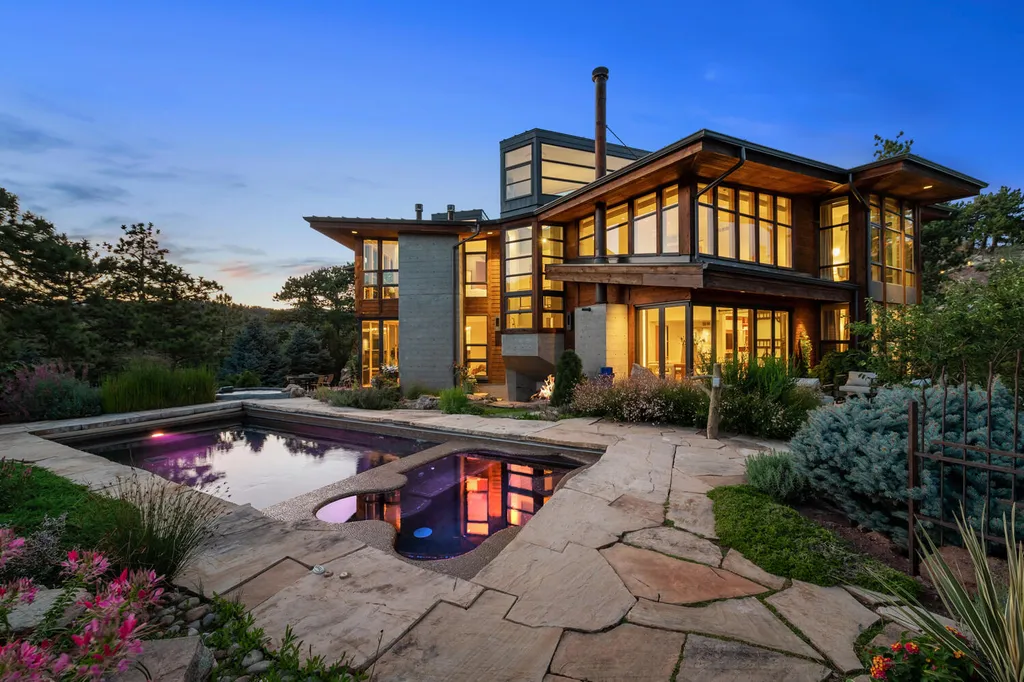 807 Timber Lane Home in Boulder, Colorado. Discover the epitome of modern elegance in this architectural gem designed by Oz Architecture. Nestled atop Pine Brook Hill, this serene retreat offers panoramic vistas, a private oasis with a saline pool, spa, and outdoor fireplace, and seamless indoor-outdoor living.