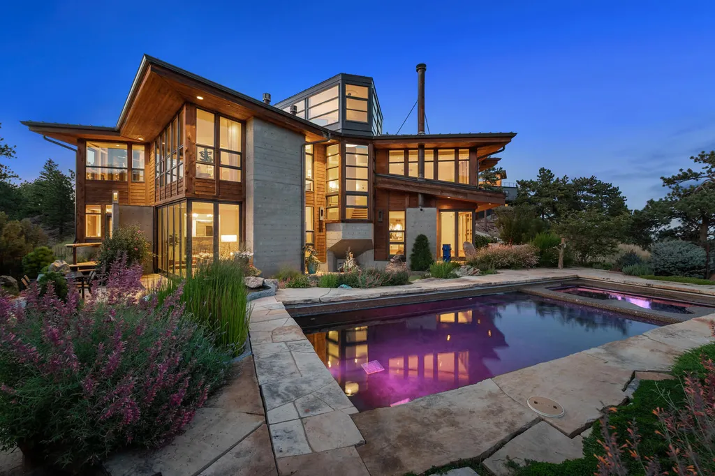 807 Timber Lane Home in Boulder, Colorado. Discover the epitome of modern elegance in this architectural gem designed by Oz Architecture. Nestled atop Pine Brook Hill, this serene retreat offers panoramic vistas, a private oasis with a saline pool, spa, and outdoor fireplace, and seamless indoor-outdoor living.