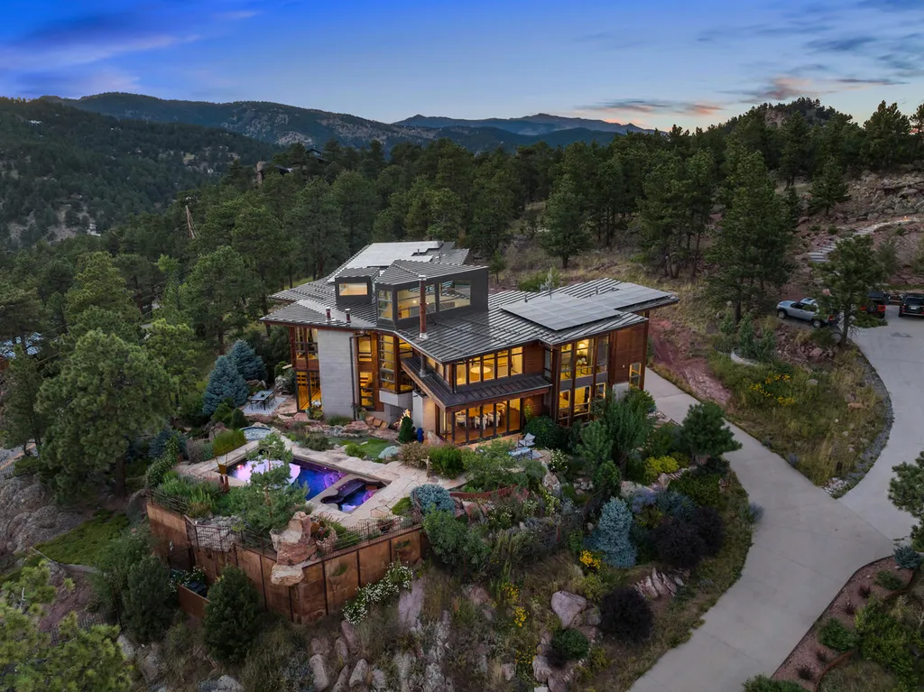 807 Timber Lane Home in Boulder, Colorado. Discover the epitome of modern elegance in this architectural gem designed by Oz Architecture. Nestled atop Pine Brook Hill, this serene retreat offers panoramic vistas, a private oasis with a saline pool, spa, and outdoor fireplace, and seamless indoor-outdoor living.