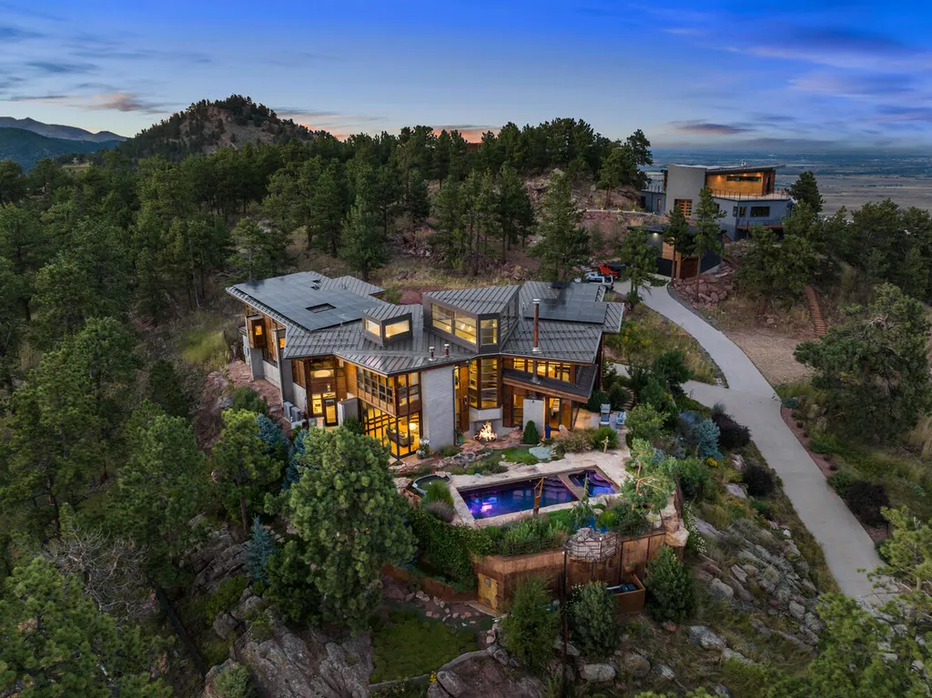 807 Timber Lane Home in Boulder, Colorado. Discover the epitome of modern elegance in this architectural gem designed by Oz Architecture. Nestled atop Pine Brook Hill, this serene retreat offers panoramic vistas, a private oasis with a saline pool, spa, and outdoor fireplace, and seamless indoor-outdoor living.