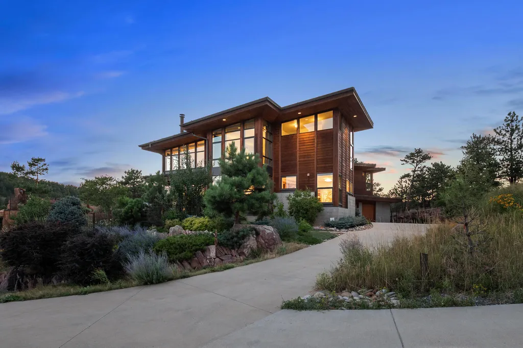 807 Timber Lane Home in Boulder, Colorado. Discover the epitome of modern elegance in this architectural gem designed by Oz Architecture. Nestled atop Pine Brook Hill, this serene retreat offers panoramic vistas, a private oasis with a saline pool, spa, and outdoor fireplace, and seamless indoor-outdoor living.