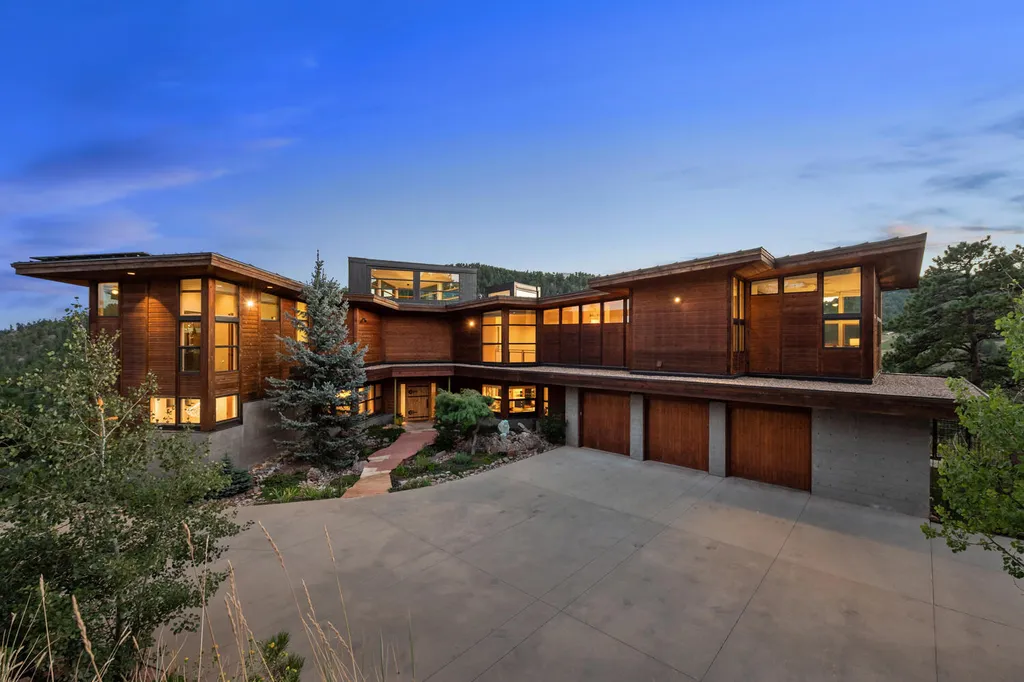 807 Timber Lane Home in Boulder, Colorado. Discover the epitome of modern elegance in this architectural gem designed by Oz Architecture. Nestled atop Pine Brook Hill, this serene retreat offers panoramic vistas, a private oasis with a saline pool, spa, and outdoor fireplace, and seamless indoor-outdoor living.