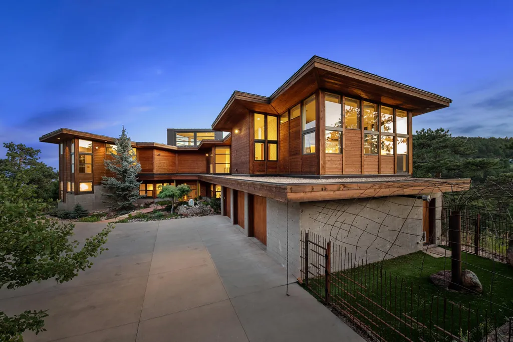 807 Timber Lane Home in Boulder, Colorado. Discover the epitome of modern elegance in this architectural gem designed by Oz Architecture. Nestled atop Pine Brook Hill, this serene retreat offers panoramic vistas, a private oasis with a saline pool, spa, and outdoor fireplace, and seamless indoor-outdoor living.