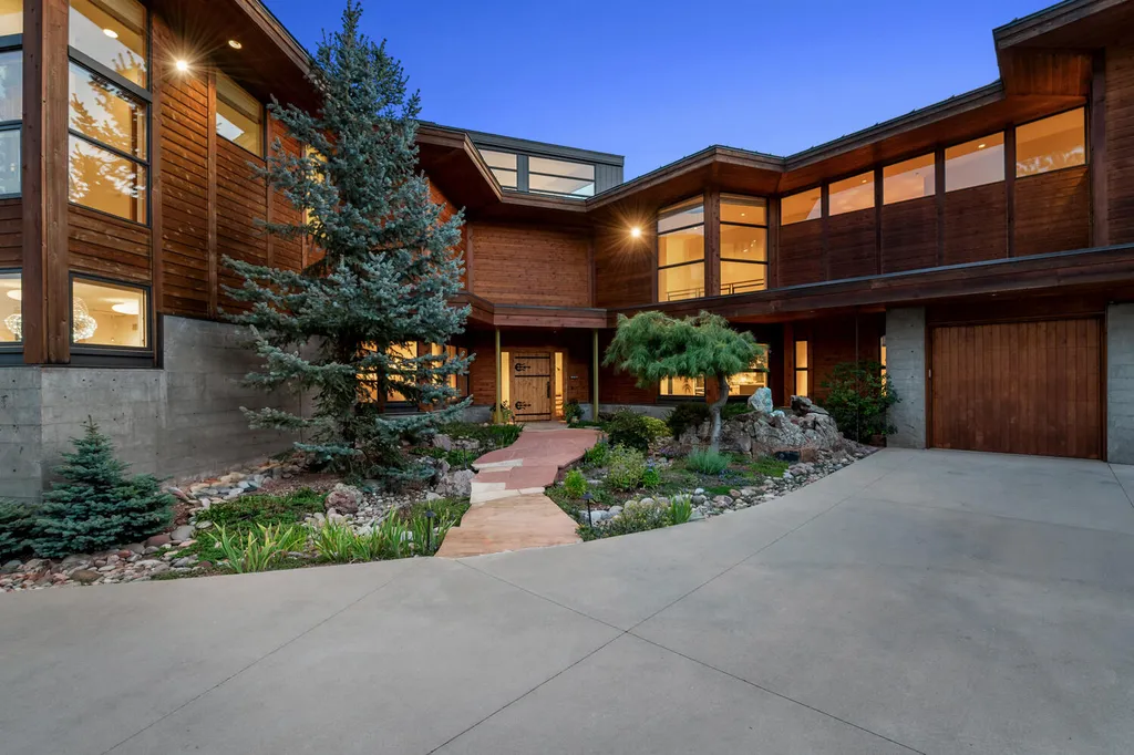 807 Timber Lane Home in Boulder, Colorado. Discover the epitome of modern elegance in this architectural gem designed by Oz Architecture. Nestled atop Pine Brook Hill, this serene retreat offers panoramic vistas, a private oasis with a saline pool, spa, and outdoor fireplace, and seamless indoor-outdoor living.