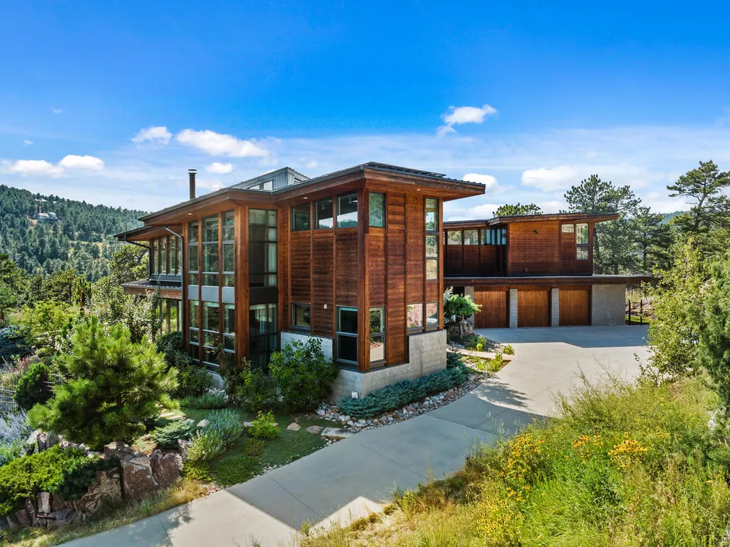 807 Timber Lane Home in Boulder, Colorado. Discover the epitome of modern elegance in this architectural gem designed by Oz Architecture. Nestled atop Pine Brook Hill, this serene retreat offers panoramic vistas, a private oasis with a saline pool, spa, and outdoor fireplace, and seamless indoor-outdoor living.