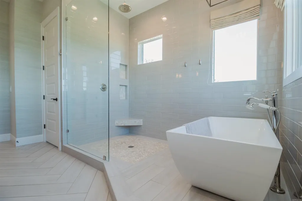 Lakefront Luxury Living: Exquisite Custom Home with Beaver Lake Views in Arkansas Listed at $3,850,000 30 8919 Castleberry Way Home in Rogers, Arkansas. Discover the epitome of luxury living on a sought-after .97-acre lot with breathtaking Beaver Lake views. This custom-built home is a masterpiece, boasting meticulously landscaped grounds and thoughtfully designed spaces for both formal and casual living.